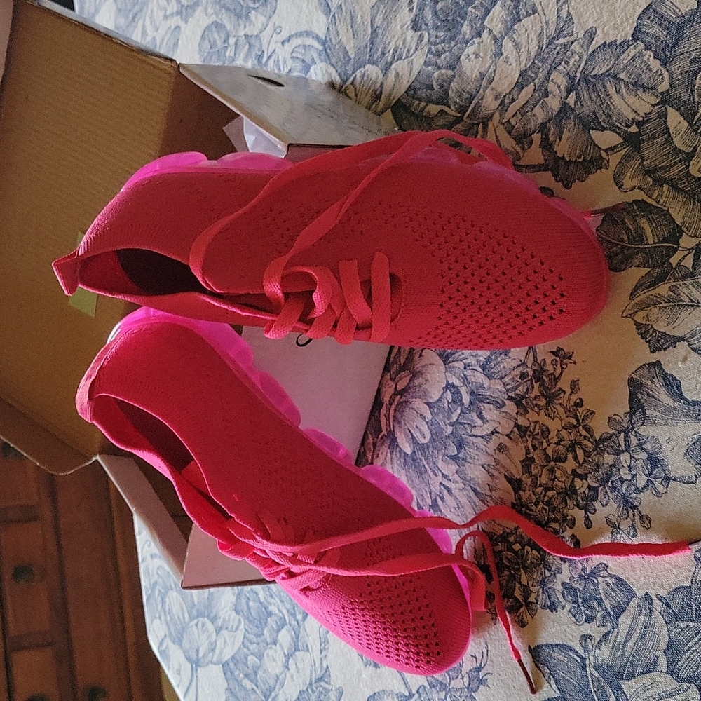 Light Weight Sneakers🧡
